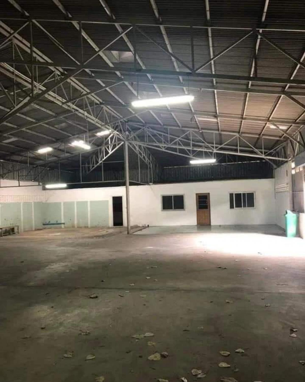 For RentWarehouseNawamin, Ramindra : Warehouse for rent, 1,700 sq m., Nawamin Road, Ram Intra, with private parking