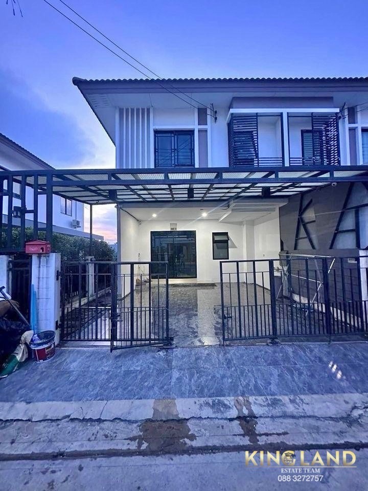 For RentTownhousePathum Thani,Rangsit, Thammasat : For rent: 2-storey townhouse, Kanda Place Village, Lam Luk Ka, Khlong 6, corner house, furniture included #Pets allowed, parking space for 2 cars in the house, near expressway 🏠Rental price 12,000 baht/month🏠