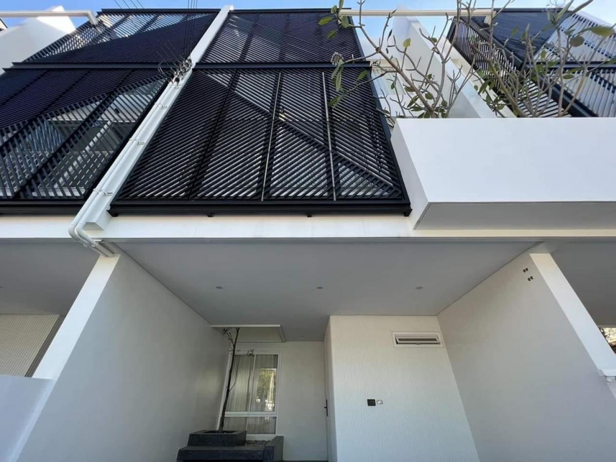 For RentHome OfficeOnnut, Udomsuk : 🏠Sell and rent Townhome or HOME Office Sukhumvit 93📍3-storey building, newly built, never occupied 💖👉Near On Nut/Bang Chak BTS, shuttle service all day, convenient travel, only 10 minutes to Thonglor 👉House details - 3 bedrooms (Master bedroom on the 3rd 