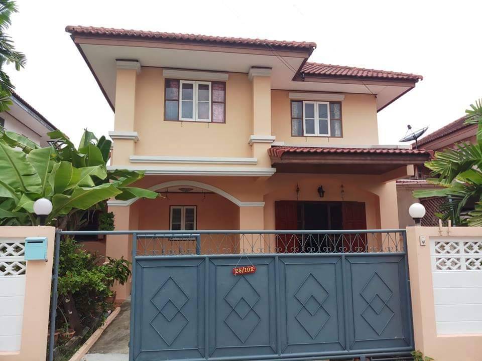 For RentHouseRattanathibet, Sanambinna : Thai Watsadu Bangyai 2-storey detached house for rent Wat Si Prawat 200 meters from the entrance to Soi 7-11 and the market SiRat Expressway 50 sqwah 4 bed 2 a/c 15,999 B-M