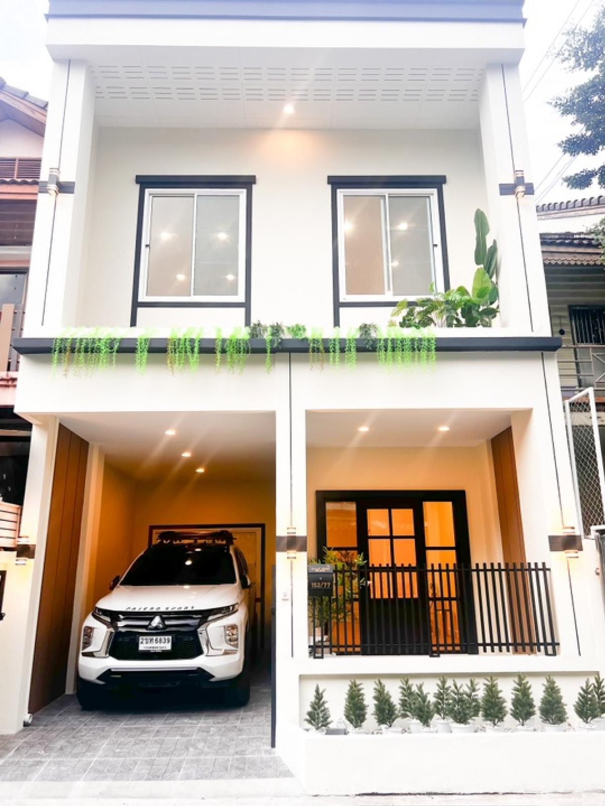 For SaleHouseKaset Nawamin,Ladplakao : Townhouse, 3 bedrooms, Nawamin 56, width 6 meters, 2 parking spaces, close to the city