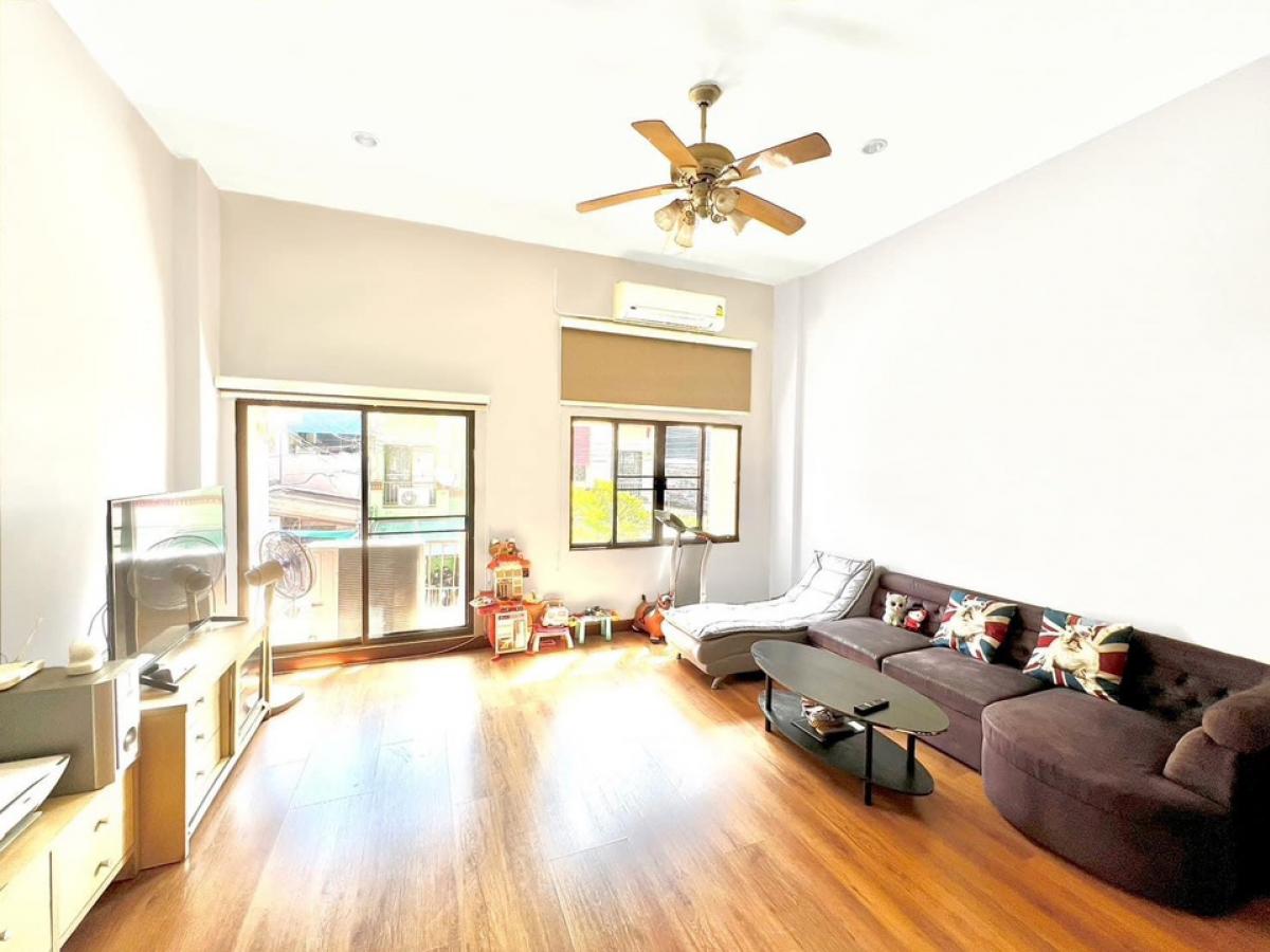 For RentTownhouseChokchai 4, Ladprao 71, Ladprao 48, : 3-storey townhome, corner unit, 3 bedrooms, 4 bathrooms, 2 living rooms, or can be used as an office, 2 parking spaces  Klang Muang Village, Mengjai - Ladprao 80, in a private alley, quiet, not chaotic, neighbors are very nice, there are only 4 houses in