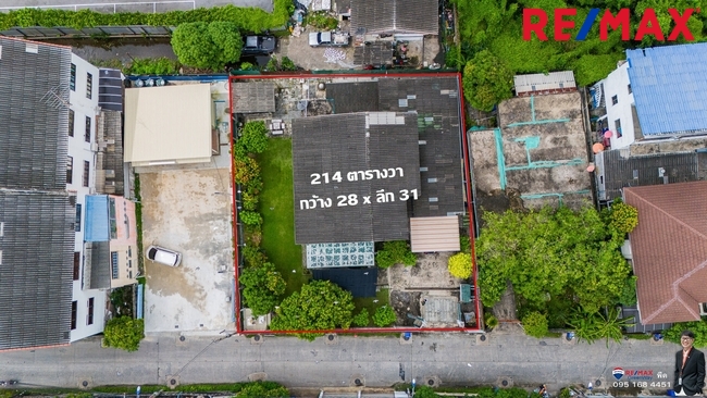 For SaleLandSamut Prakan,Samrong : Land for sale, Sukhumvit 74, area 214 square wah, near Bearing BTS, beautiful plot shape, very good location and price.