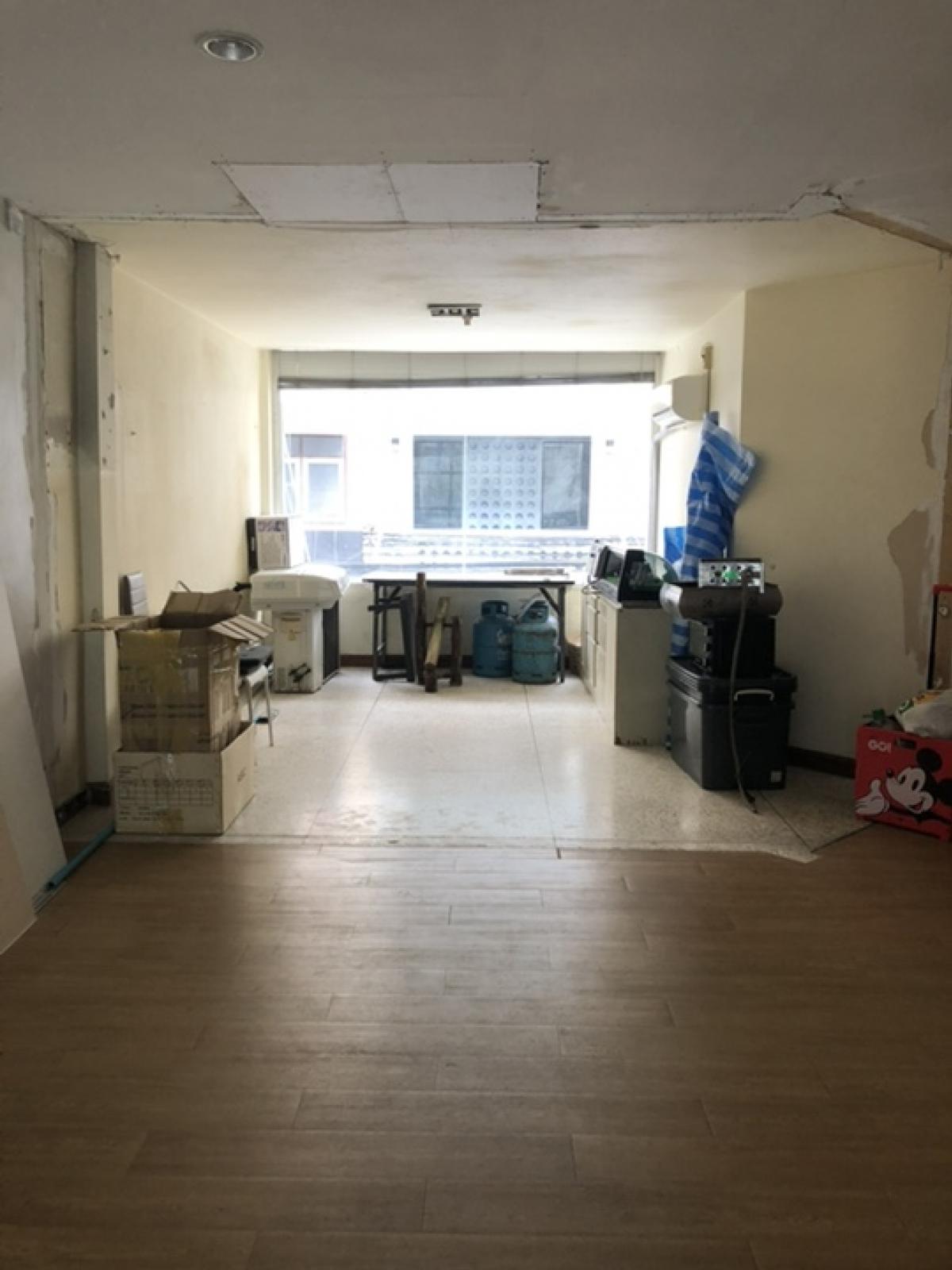 For RentShophouseSukhumvit, Asoke, Thonglor : For rent, 2nd floor, commercial building, 2nd floor, Soi Sukhumvit 42/1, suitable for massage, spa, nail salon, tutoring or office.