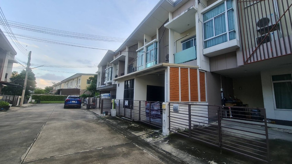 For SaleTownhousePathum Thani,Rangsit, Thammasat : Townhouse for sale, Habitatown Fold Tiwanon-Chaengwattana project, area 21.80 sq m, 3 bedrooms, 2 bathrooms, 1 parking space, special price 2.49 million baht