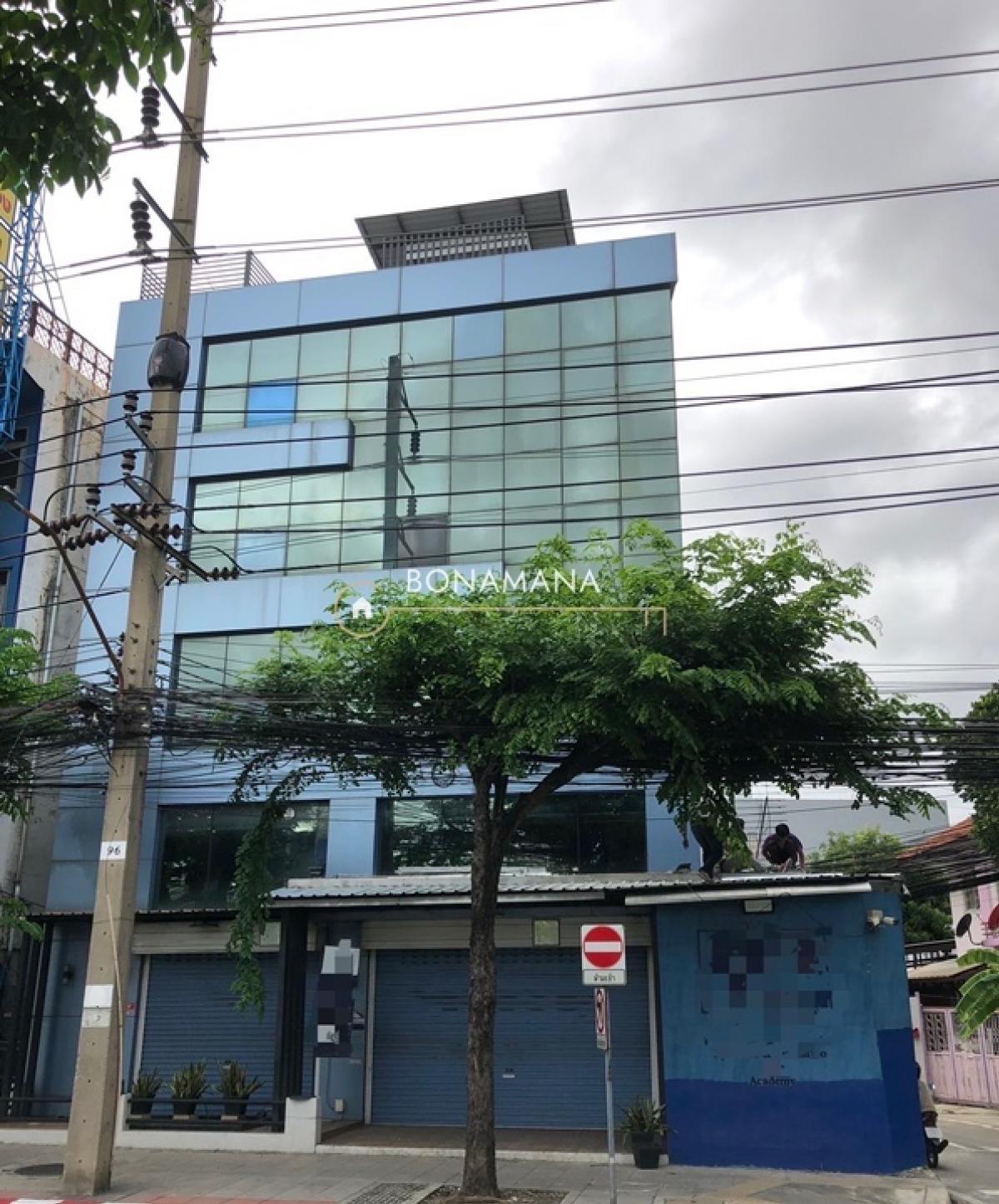 For RentOfficeWongwianyai, Charoennakor : For rent 6-storey building on the main road, Charoen Nakhon