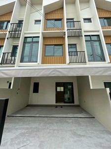 For RentHome OfficeLadkrabang, Suwannaphum Airport : RT891 Townhouse for rent, 3 floors, Plex On Nut - Wongwaen, 3 bedrooms, 3 bathrooms, 2 air conditioners, some furniture, near Suvarnabhumi Airport