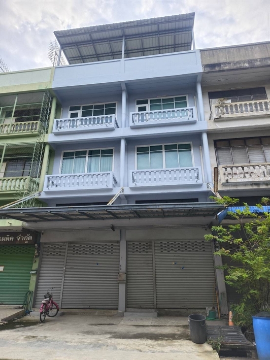 For RentShophousePinklao, Charansanitwong : Commercial building for rent, 2 units, 30 sq m., enter Soi Borommaratchachonnani 70, only 50 meters, decorated, suitable for opening a company or doing business.