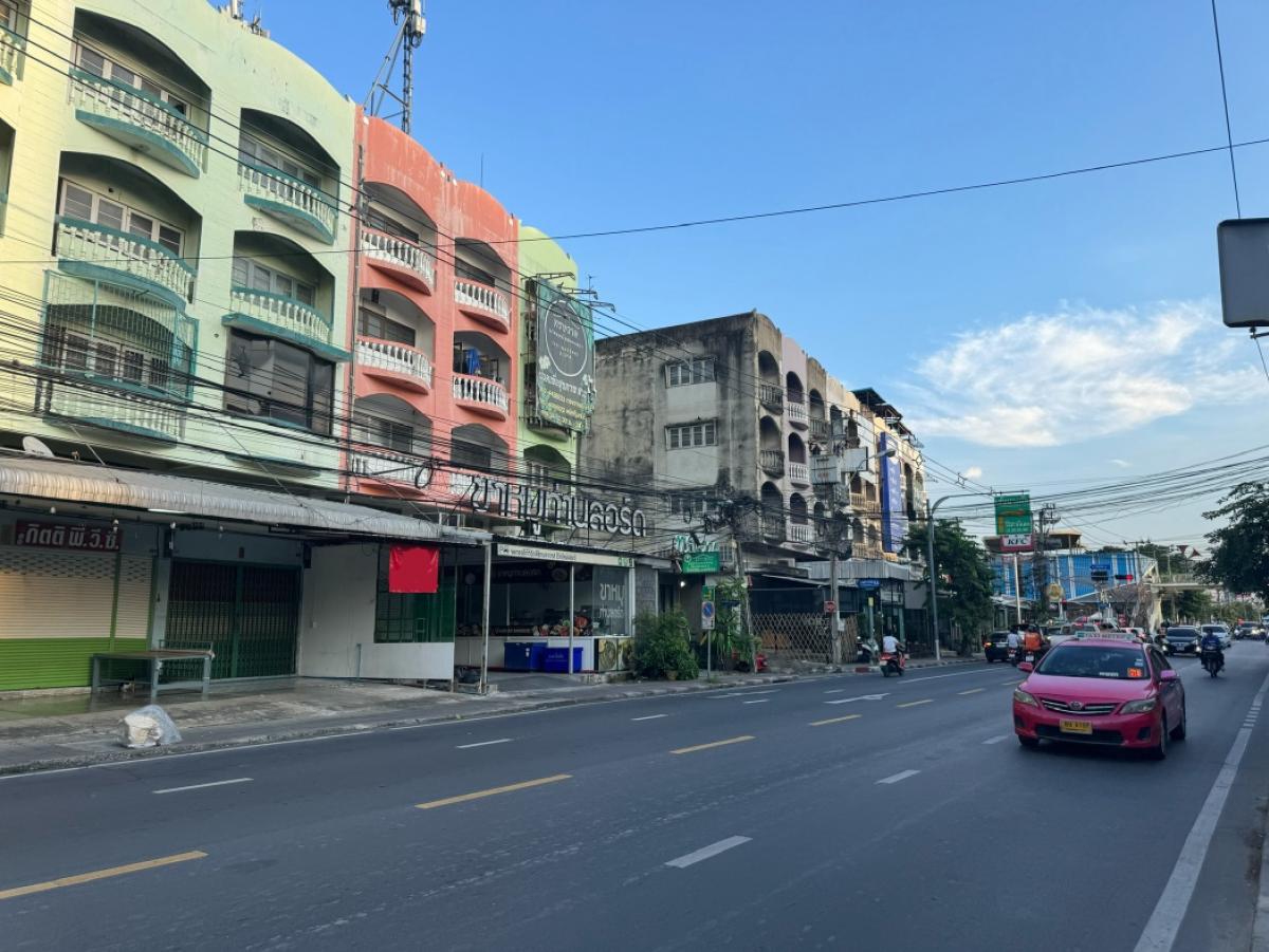 For RentShophouseChokchai 4, Ladprao 71, Ladprao 48, : For rent: 4 and a half storey shophouse, Lotus Wang Hin intersection, 2 bedrooms, 3 bathrooms, price 25,000 baht/month