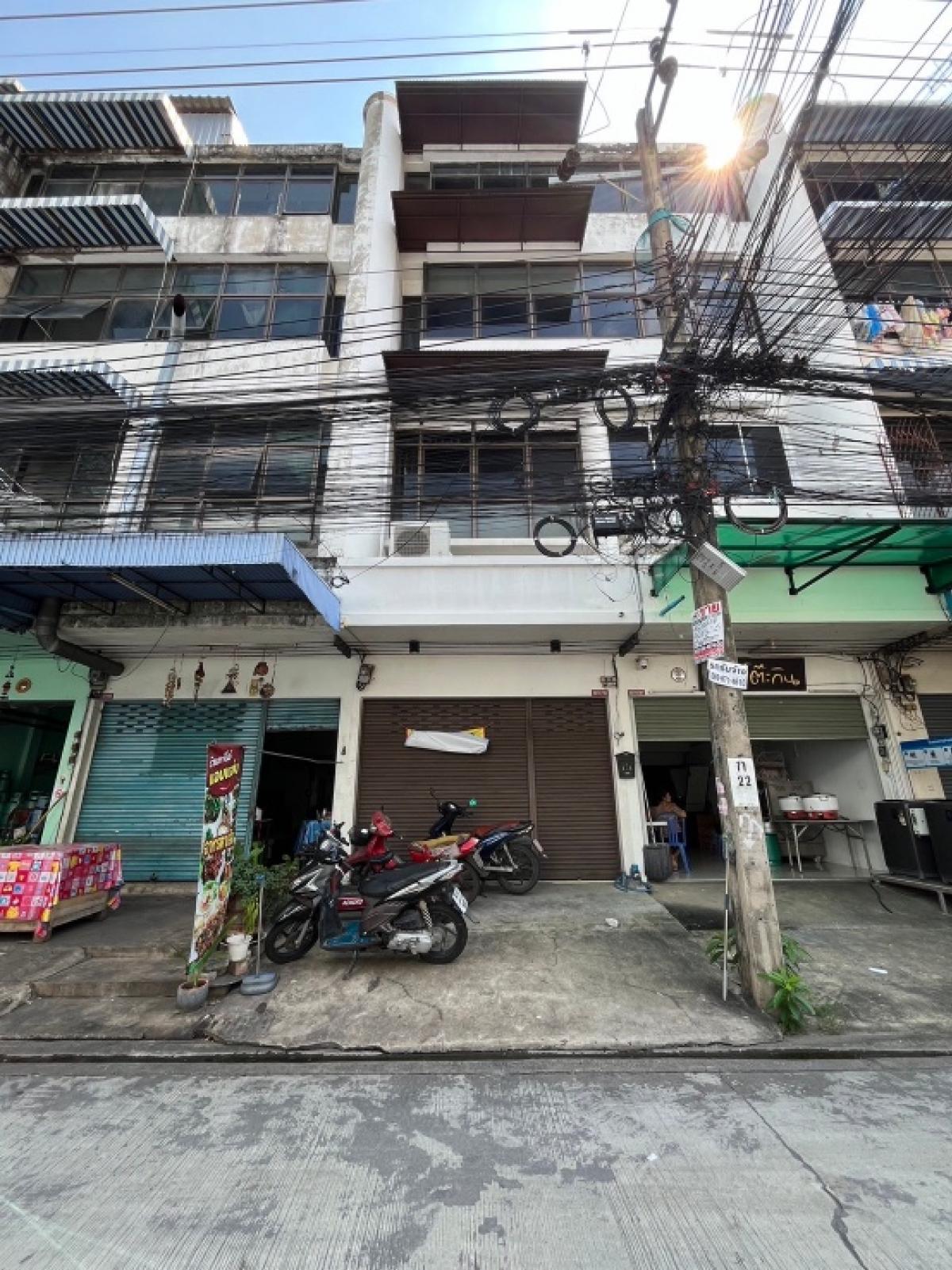 For RentShop HouseRamkhamhaeng, Hua Mak : For rent, very cheap, shophouse, Soi Ram 42, size 34 sq m, 4 and a half floors, 28,000 baht, 3 bedrooms, 4 bathrooms, 2 kitchens, 1 meeting room