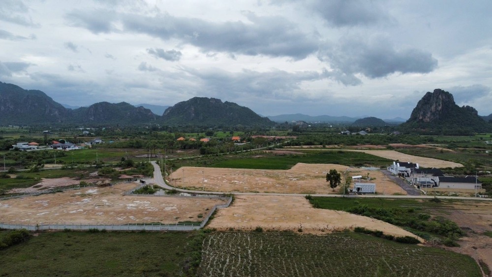 ขายที่ดินชะอำ เพชรบุรี : ที่ดินแบ่งขาย วิวภูเขา ⛰️ ใกล้ทะเลชะอำ 🏖️  ใกล้ชิดธรรมชาติ แบ่งขาย 4 แปลง ( แปลงละ 120-130 ตรว. )