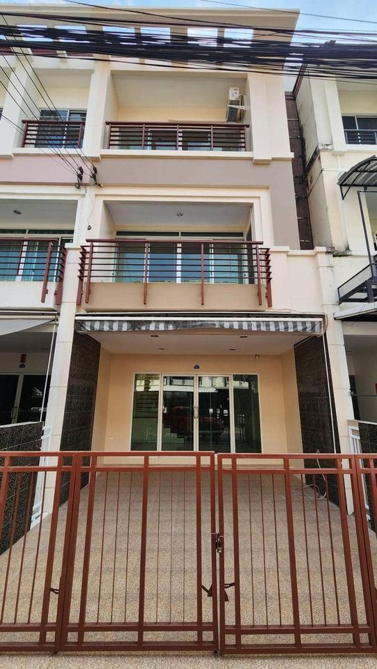 For RentTownhouseChokchai 4, Ladprao 71, Ladprao 48, : 3-storey townhouse, good location, beautifully decorated, for rent, Lat Phrao-Chok Chai 4 area, near Paolo Hospital Chok Chai 4, only 24 minutes.