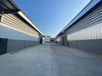 For RentWarehouseEakachai, Bang Bon : RK566 Warehouse for rent, 300 square meters, on Bang Bon 4 Road, with office, has house number, can register a company, can apply for FDA.