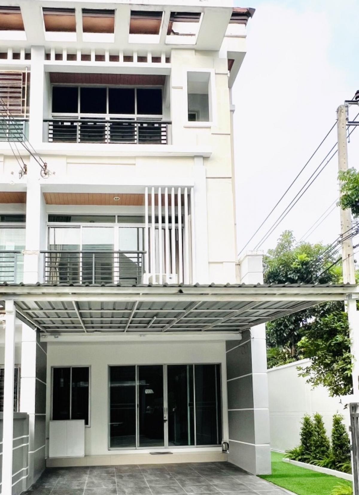 For RentTownhousePattanakan, Srinakarin : Townhouse for rent, Baan Klang Muang Village, Srinakarin Urbanian Srinakarin 46/1, front zone, big house, corner room, garden with lawn