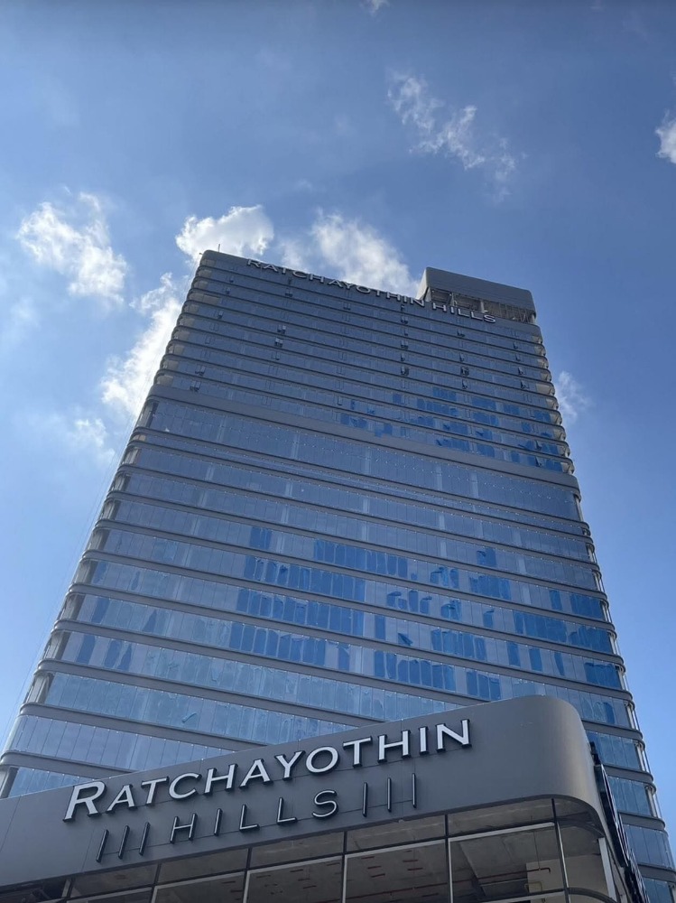 For RentOfficeKasetsart, Ratchayothin : Ratchayothin Hills Building, office for rent on Phahon Yothin Road, near the Green Line BTS, Phahon Yothin 24 Station, only 200 meters away.