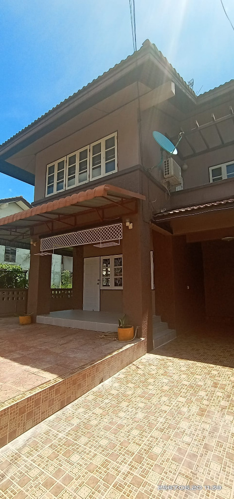 For RentHousePathum Thani,Rangsit, Thammasat : For rent: 2-storey house, Rangsit, Khlong 2, Chomfa-Warangkun Village, near Future Park Rangsit (owner rents out himself), located at the beginning of the project, near 7-11 in the village, only 80 meters away.