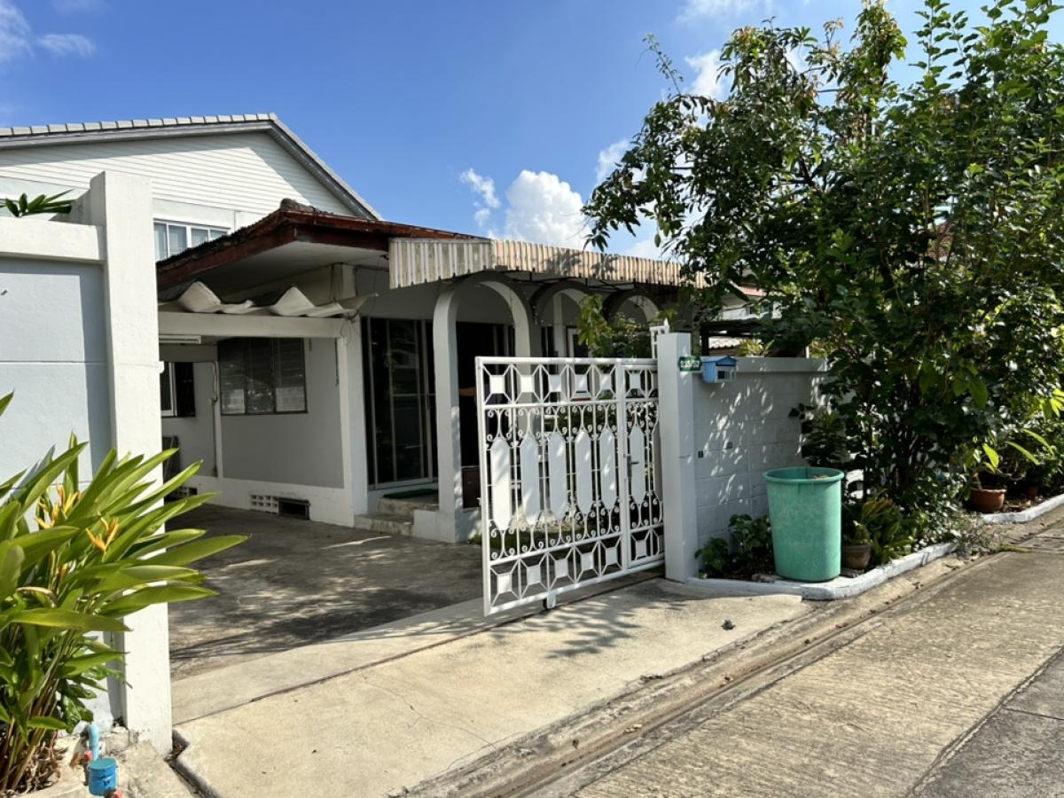 For RentHouseKasetsart, Ratchayothin : House for rent, Ratchada 42, No. 215/57, area 60 square meters, 3 bedrooms, 1 living room, 2 bathrooms, can plant trees, next to a grocery store, Soi Ratchada 42, Intersection 11