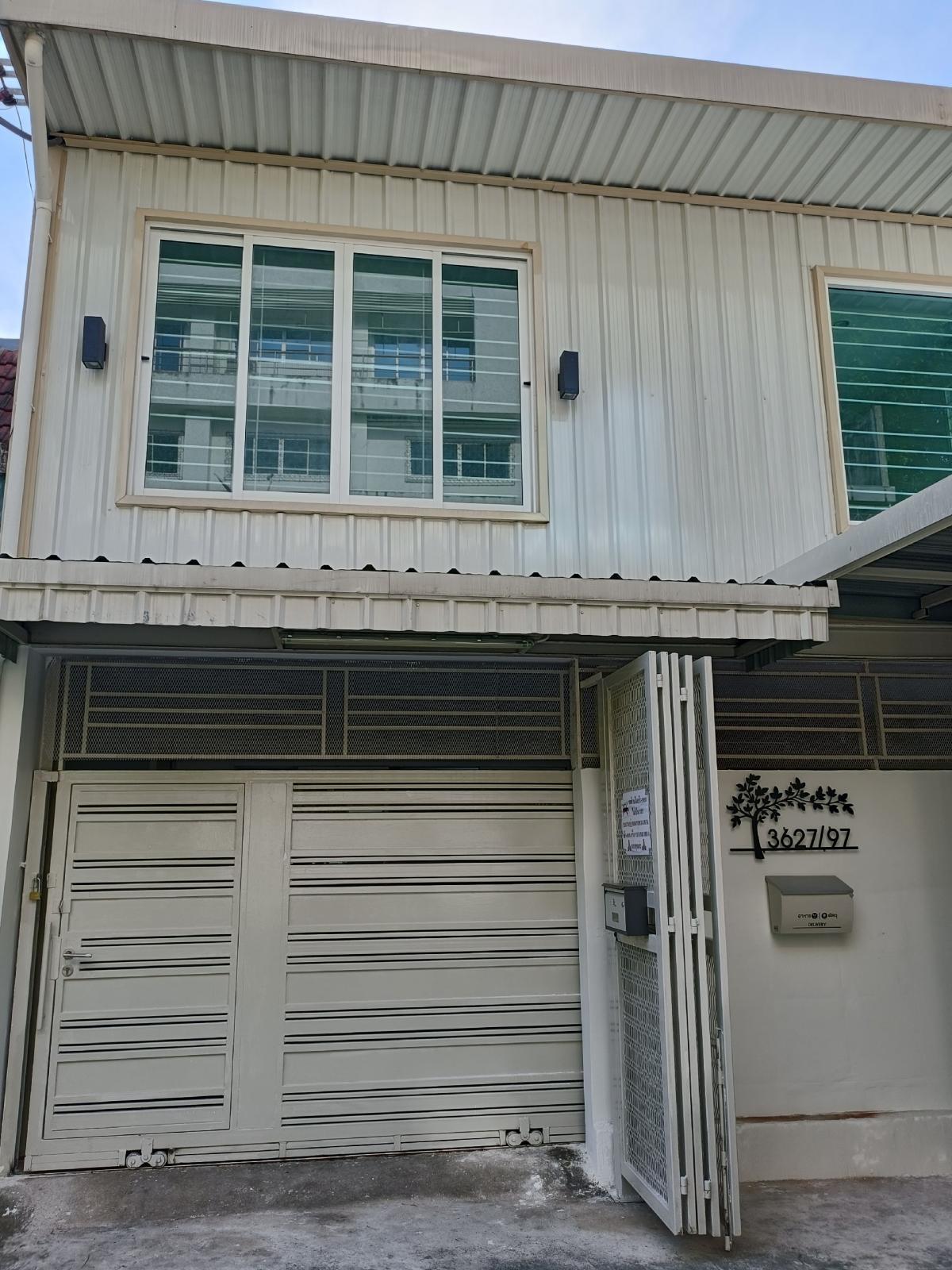 For RentTownhouseSathorn, Narathiwat : Townhouse 43 square wah, 2 floors, newly renovated, for rent on Charoen Rat Road 💥3 bathrooms, 3 bedrooms, no furniture, air conditioning in every room, all new electrical appliances 💥💥💥Suitable for living + packing products for online sales, spacious ope