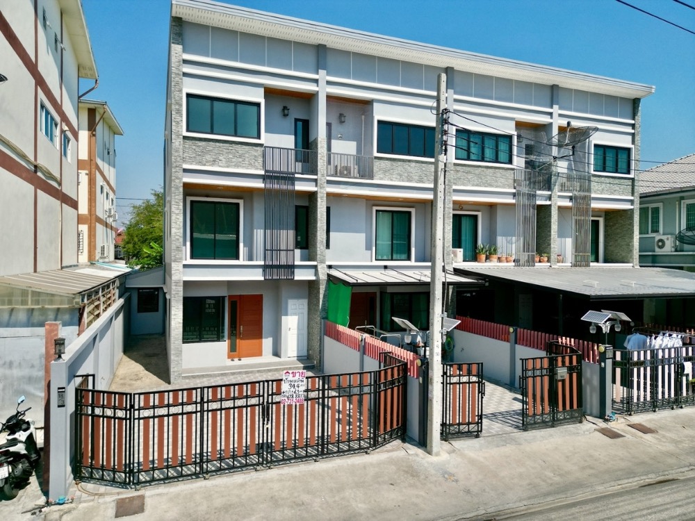 For SaleTownhouseLadprao101, Happy Land, The Mall Bang Kapi : New 3-storey townhouse for sale, Soi Lat Phrao 101, width 6.3 meters, area 34.4 sq m, can park 2 Fortuners, cheap, best value in this area