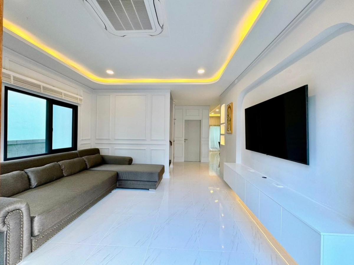 For RentHouseBangna, Bearing, Lasalle : 🌟For Rent: Detached House in Bangna City. This detached house features 2 stories, with 4 bedrooms and 5 bathrooms.Fully furnished and decorated.💥Rental Fee: 150,000 THB/Month