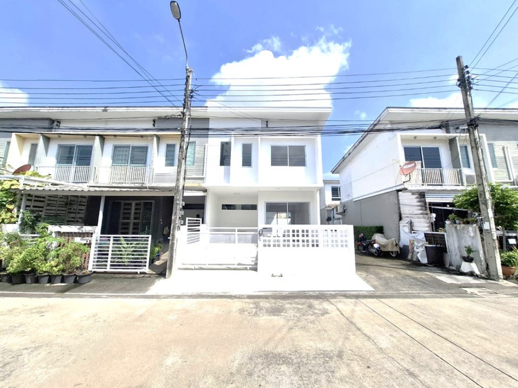 For SaleTownhouseKaset Nawamin,Ladplakao : For Sale: Renovated Corner Townhome in The Connect 9 Kaset-Nawamin, 109 sqm, 3 Bedrooms, Exceptional Price!