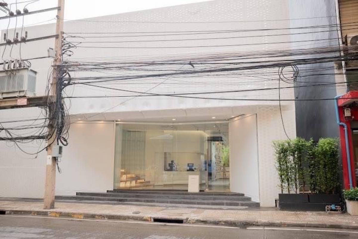 For RentShophouseSukhumvit, Asoke, Thonglor : For rent: Commercial building, Ekkamai, Sukhumvit, near BTS, for business, with parking, good location