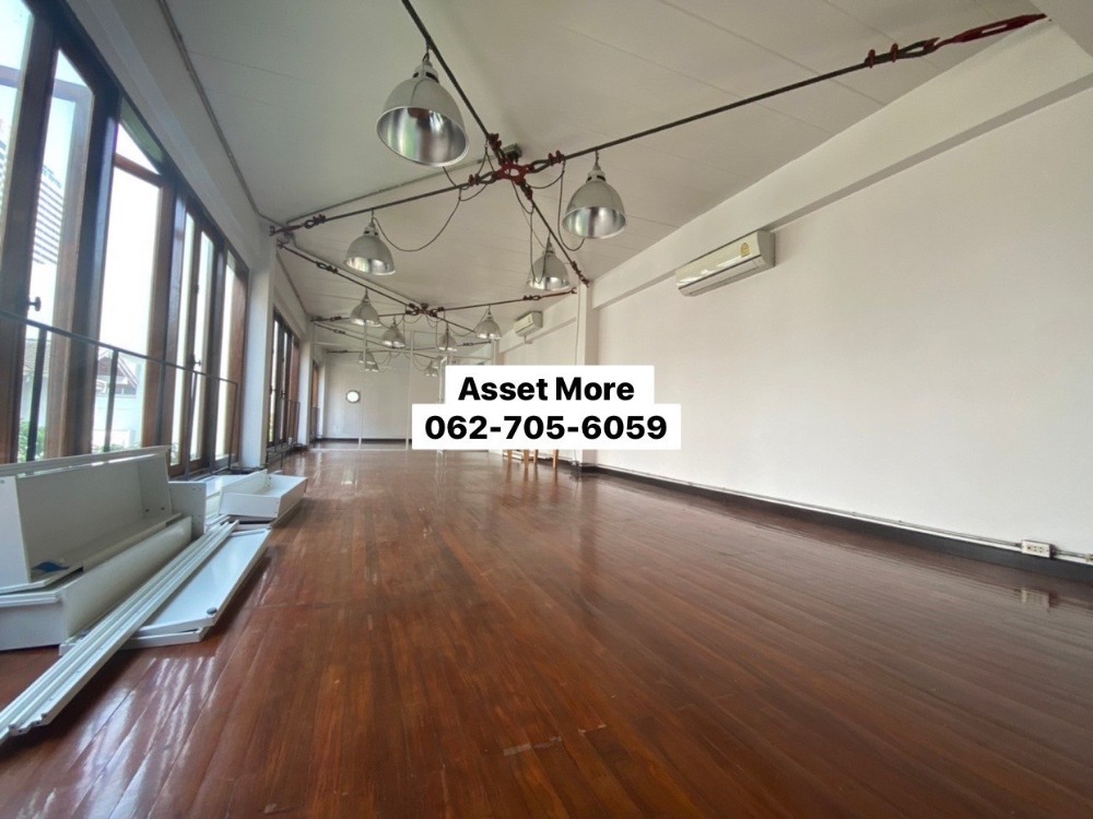 For RentShophouseSukhumvit, Asoke, Thonglor : (For urgent rent) Space for use as an office or shop front. It is a 5-storey building located in Soi Sukhumvit 3, Nana Nuea District.