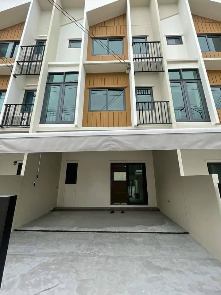 For RentTownhouseOnnut, Udomsuk : For rent, 3-storey townhouse, 3 bedrooms, 3 bathrooms, can be used as a residence or a home office. The Plex Onnut-Wongwaen, convenient transportation, near the expressway, in front of the community mall “Jas green Village“, rental price 30,000 