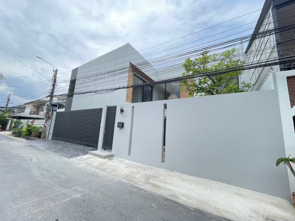 For SaleHouseChokchai 4, Ladprao 71, Ladprao 48, : For sale: Modern 3-storey detached house, 5 bedrooms, 5 bathrooms, Chok Chai 4, on the main road, near BTS Chok Chai 4