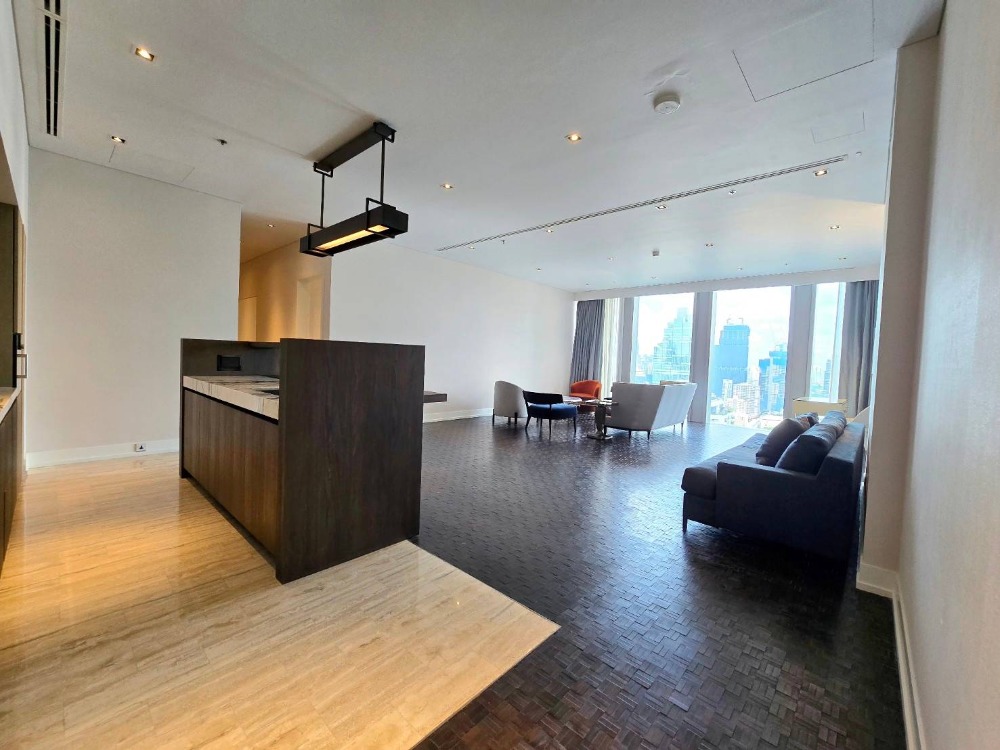 For RentCondoSathorn, Narathiwat : ♦ Prime Location ♦ 25++ Floor 211.00 sq.m. | 3 beds 4 baths | near BTS Chong Nonsi 2 mins, King Power Mahanakhon 3 mins, Sathorn Square 4 mins