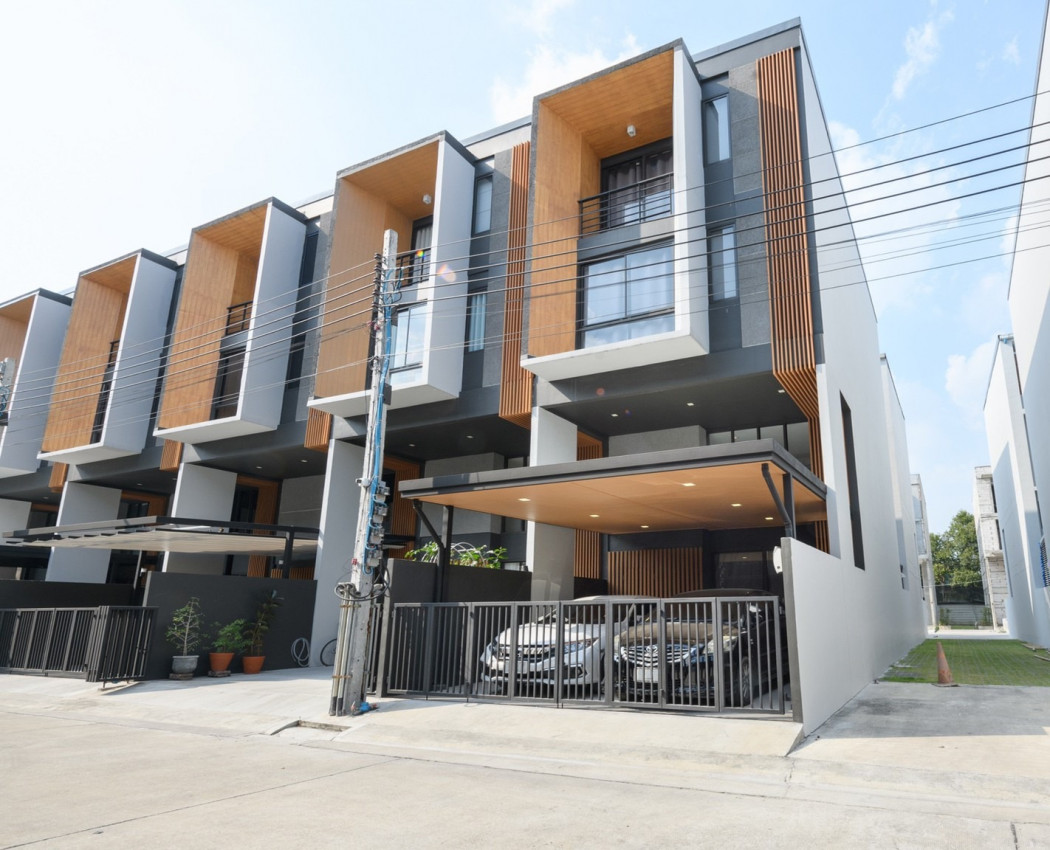 For RentTownhousePattanakan, Srinakarin : Townhome for rent, Chisen Phatthanakan 32, corner house, fully furnished