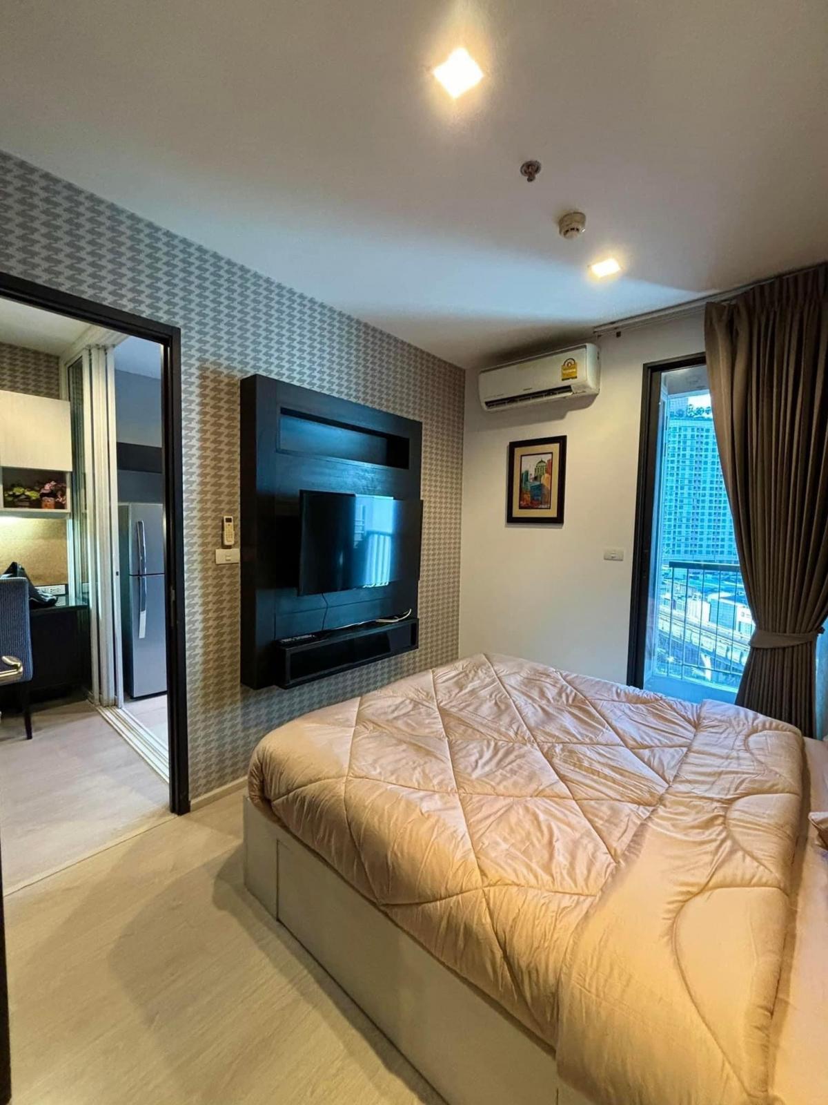 For RentCondoOnnut, Udomsuk : ✅For rent: Condo Rhythm Sukhumvit 44/1, next to BTS Phra Khanong Station, 0 meters!!! 1 Bedroom room, 9th floor⭐️Size 35.50 sq m., North facing ✅Price 25,000 baht/month *Ready to move in* 🔔Book now!