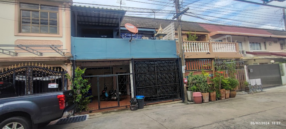 For SaleTownhomeOnnut, Udomsuk : For sale: 2-storey townhouse, near BTS Bang Chak, Soi Sukhumvit 93, Soi Phung Mi 5, parking for 2 cars in the house.