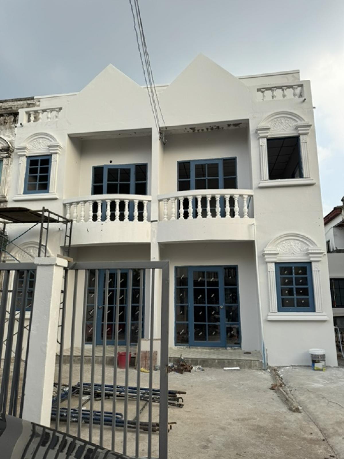 For RentTownhouseThaphra, Talat Phlu, Wutthakat : For rent, semi-detached house, townhouse, newly renovated, Kanlapaphruek 6 location, near the main road, many entrances and exits