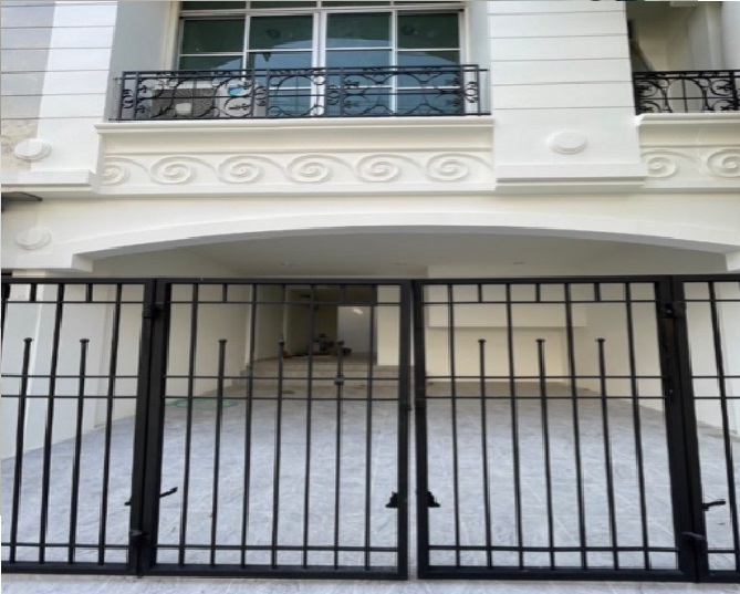 For RentTownhouseYothinpattana,CDC : For Rent Townhome for rent, 3 floors, Baan Klang Muang, Lat Phrao-Yothin Phatthana, Soi Pradit Manutham 19 / Renovated the whole house / 5 air conditioners / Some furniture / Living or as an office, can register a company