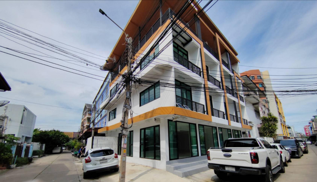 For SaleShop HouseSeri Thai, Ramkhamhaeng Nida : For sale: 4-storey building on Nawamin Road, very good location, area 50 sq m, usable area 420 sq m, 16 bedrooms, 17 bathrooms, parking for 3-4 cars.