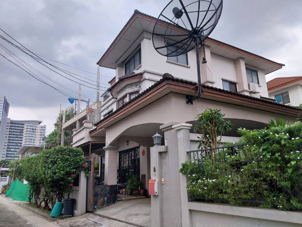 For SaleHouseSapankwai,Jatujak : House for sale, 3 floors,location Soi Phahonyothin 24