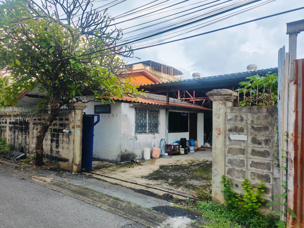 For RentWarehouseRathburana, Suksawat : Land for rent with buildings, Soi Wichian, Pracha Uthit Road 33, area 89 sq m, width 15 m, depth 25 m, for rent 28,000 / month, interested call 097 - 465 5644 T.C HOME