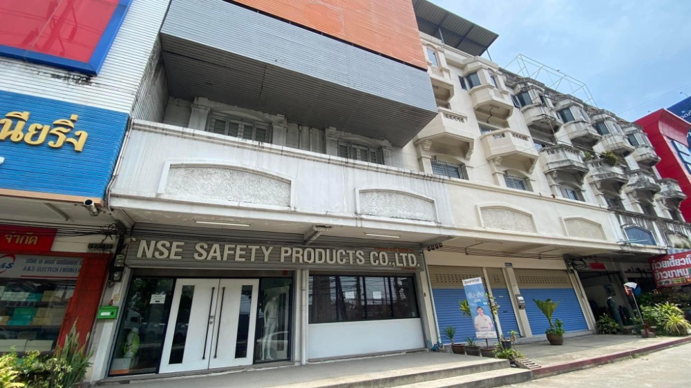 For RentShophouseBangna, Bearing, Lasalle : For rent: 4-storey commercial building, 2 adjacent units, on the main road on Bangna-Trad Road, opposite Lakewood Golf Course, total area 51 square wah.