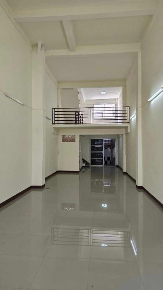 For SaleShophouseChokchai 4, Ladprao 71, Ladprao 48, : Commercial building for sale, 4.5 floors, Chokchai 4, Wang Hin, special price, size 29 sq m (2 times larger than normal commercial buildings!), 3 bedrooms, 4 bathrooms, usable area 350 sq m.