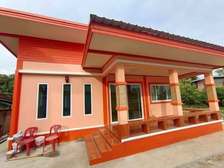 For SaleHouseChai Nat : #Single-storey detached house suitable for a warm family. 3 bedrooms, 1 bathroom, 1 living room, 1 kitchen, parking in front of the house for 2 cars, behind the house can be a garden, behind the house is a concrete road, in front of the house is a long pa