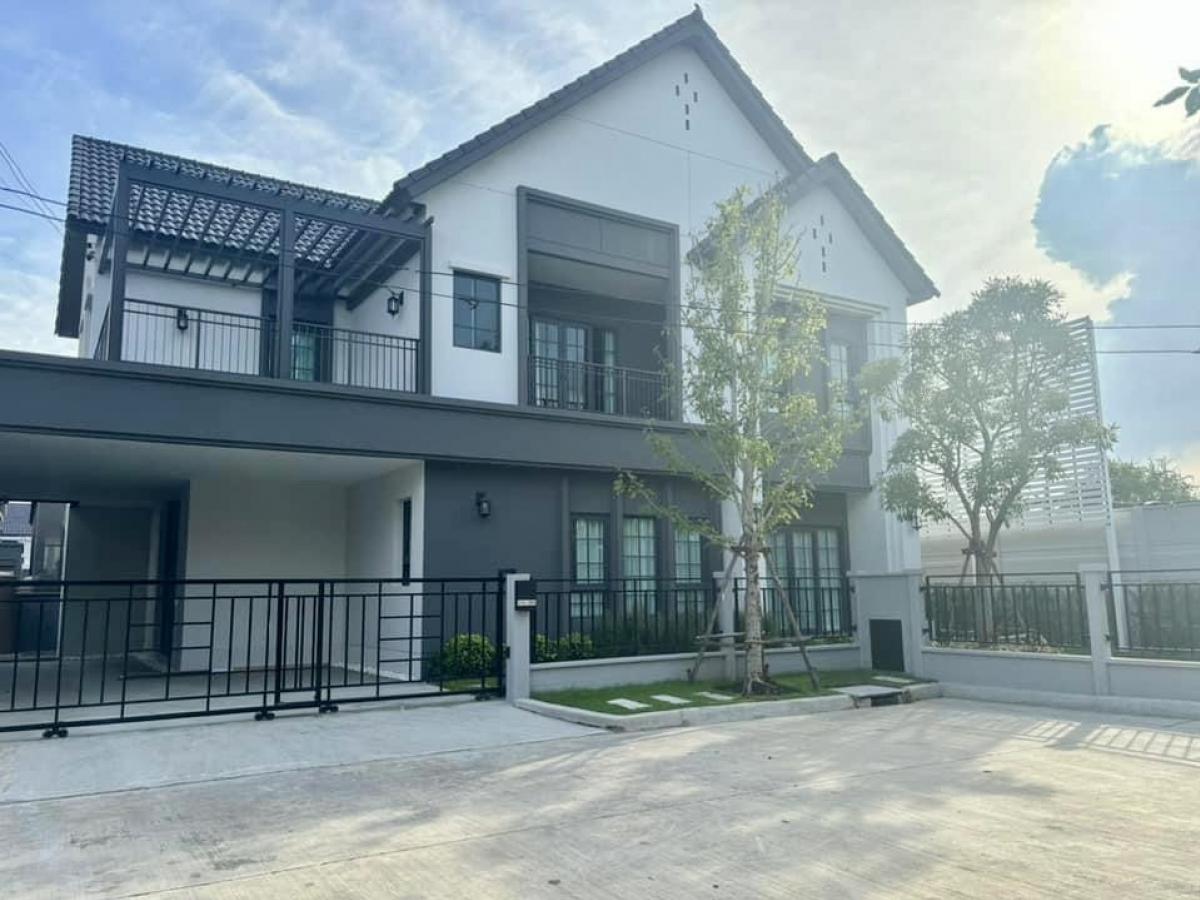 For RentHouseBangna, Bearing, Lasalle : 🌟For rent: detached house in Centro Bangna. This two-storey detached house features 4 bedrooms and 5 bathrooms. Located near Mega Bangna.🔑 Rental Fee: 165,000 THB/Month