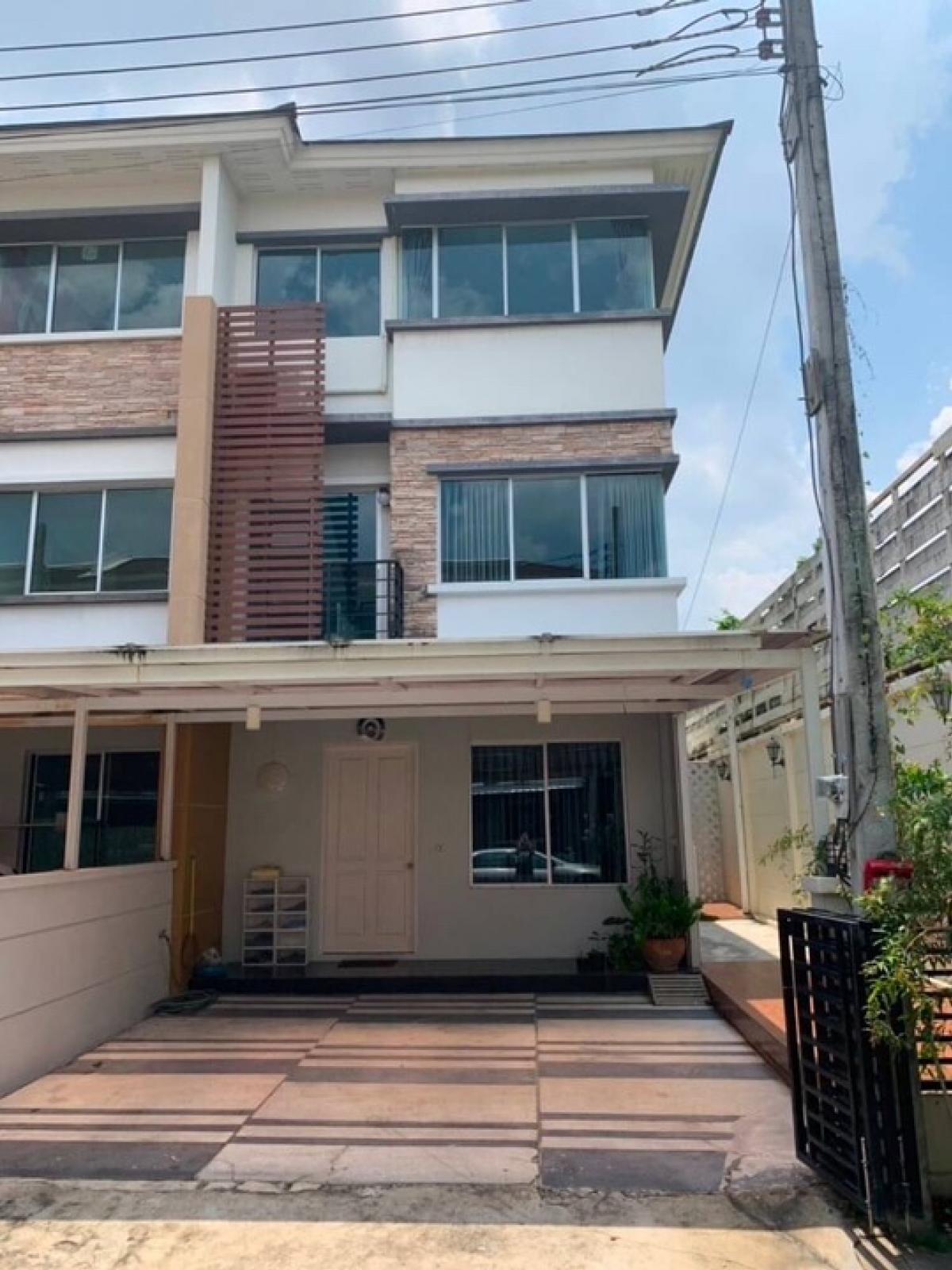 For RentTownhouseKaset Nawamin,Ladplakao : For rent: 3-storey corner townhouse 🏡 3 bedrooms, 3 bathrooms 🚩 Town Plus Kaset Nawamin, fully furnished ▪️ Area 28.4 square wah ▪️ Usable area 182 square meters ▪️ 3 bedrooms ▪️ 3 bathrooms