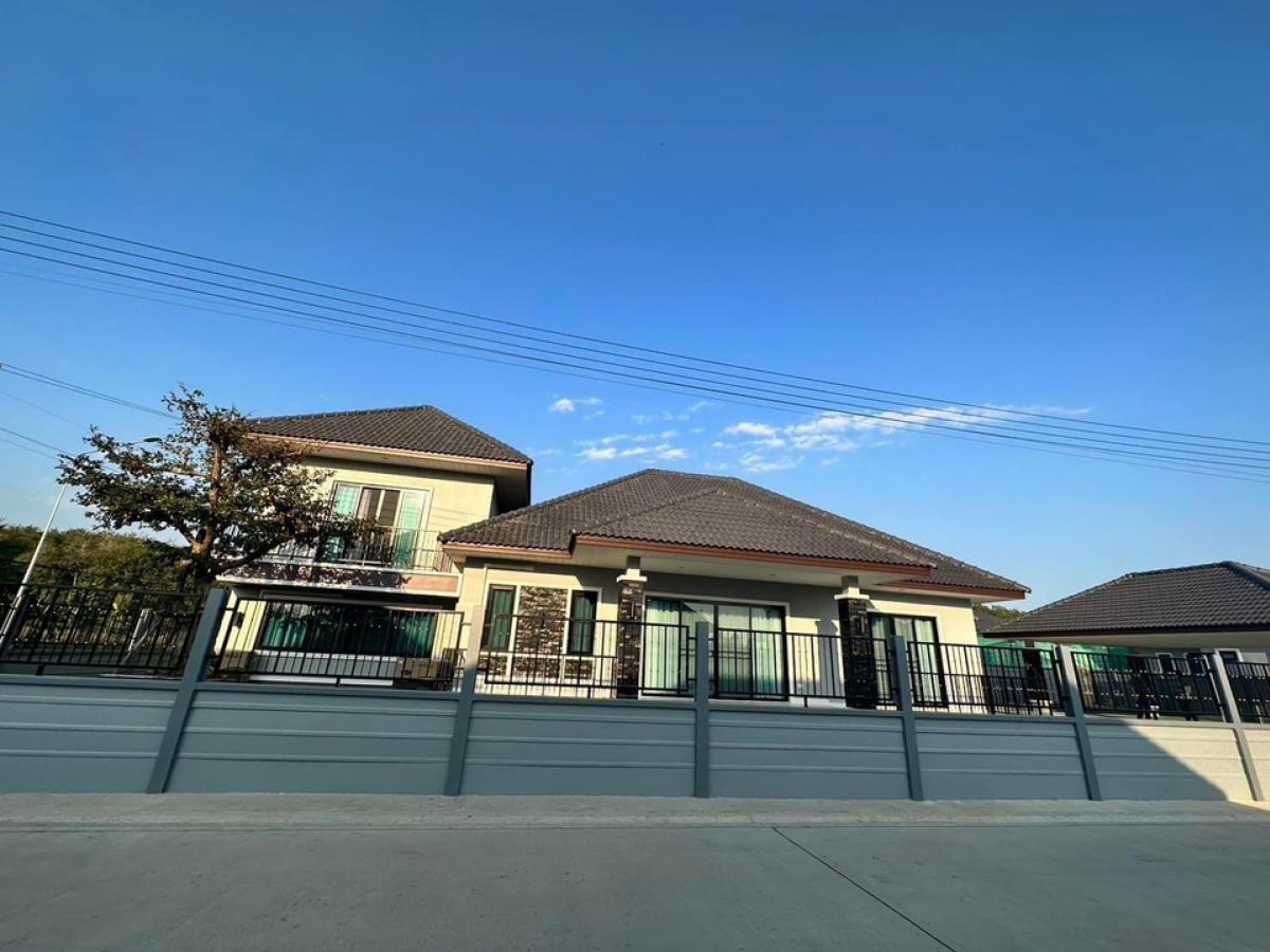 For SaleHouseRayong : 🙏 Baan Jum sells by herself, price is negotiable 🙏🏡🏡Baan Sap Burapa Home project 🏡🏡 🏠Large half-storey single house 🏠 on an area of ​​150 square wah, Taphong area, Rayong