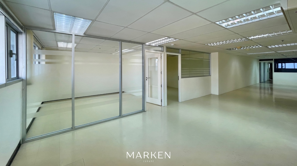 For RentOfficeSukhumvit, Asoke, Thonglor : For Rent: Office with Meeting Room, located on Sukhumvit. 24-Hour Access, Plenty of Parking, and Close to BTS and MRT