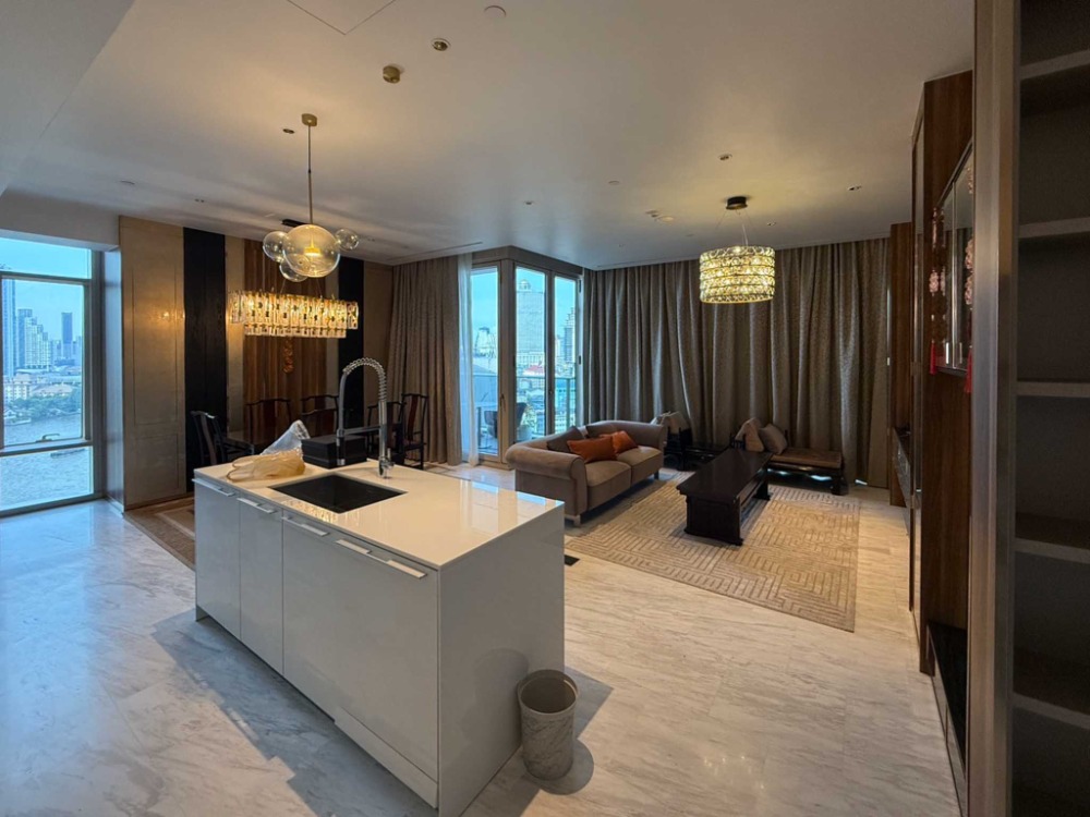 ให้เช่าคอนโดสาทร นราธิวาส : Four Seasons - Luxurious 3 Beds Condo for Rent!