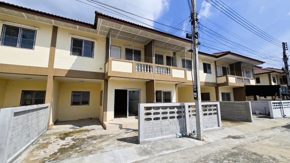 For RentTownhouseNakhon Pathom : Super worth it! Opportunity to live in a house, just 150 meters from Highway 3296. For rent! 2-storey townhouse, newly renovated house, first hand, completely renovated, Bang Pla, Bang Len, Nakhon Pathom. Only a few houses left. Hurry and book now before 