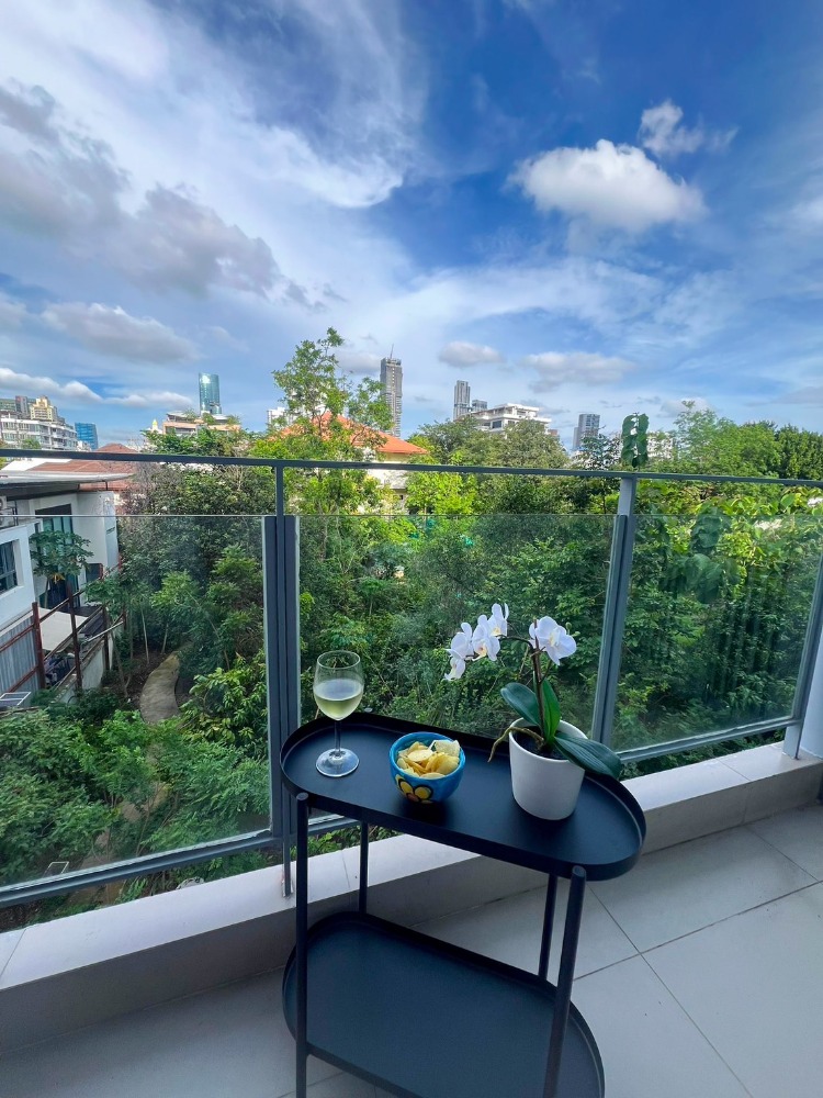 For SaleCondoSukhumvit, Asoke, Thonglor : High rental yield, earning 600,000 THB annually! Beautifully decorated Duplex unit for sale at Downtown 49 Condo, a rare find with a stunning view! Just 800 meters from Samitivej Hospital.