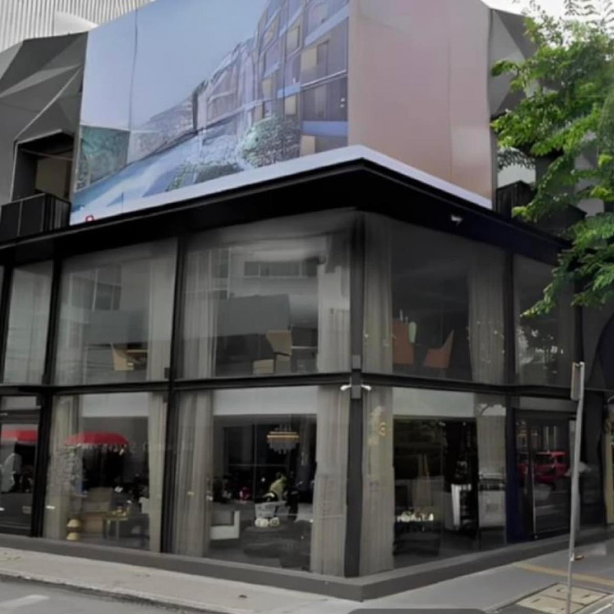 For RentShophouseSukhumvit, Asoke, Thonglor : Commercial building for rent, very good location📍Corner of Soi Sukhumvit 43 📍Near BTS Phrom Phong / Near Emquatier / Emsphiere*Suitable for Bistro Bar l Restaurant l Café l Spa l Clinic l Showroom l Office l Working Space l Restaurant l Wellness l Lifes