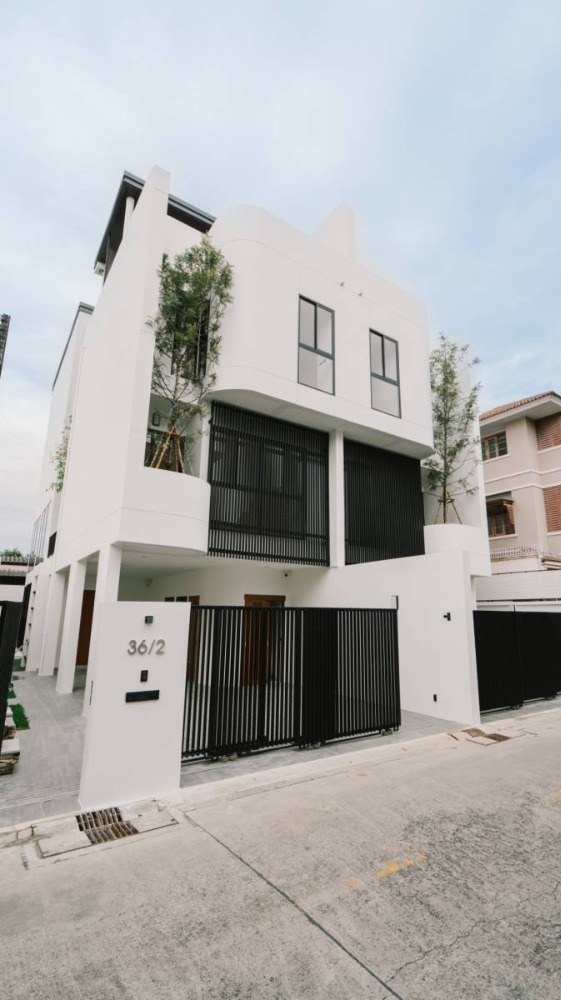 For SaleHouseOnnut, Udomsuk : ★Selling a semi-detached house at a very cheap price, only 22.9 million baht. Very beautiful house with a swimming pool★ Very convenient transportation, near Punnawithi BTS station